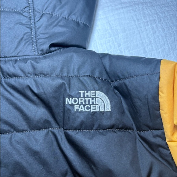 The North Face Men’s Hooded Puffer Jacket – Yellow/Black Size Small Unisex - Picture 4 of 4
